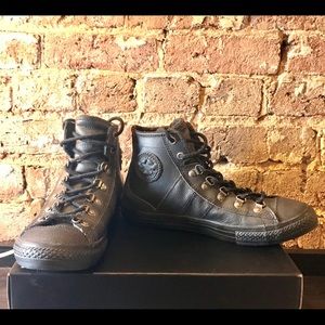 7.5 Black leather high top Converse